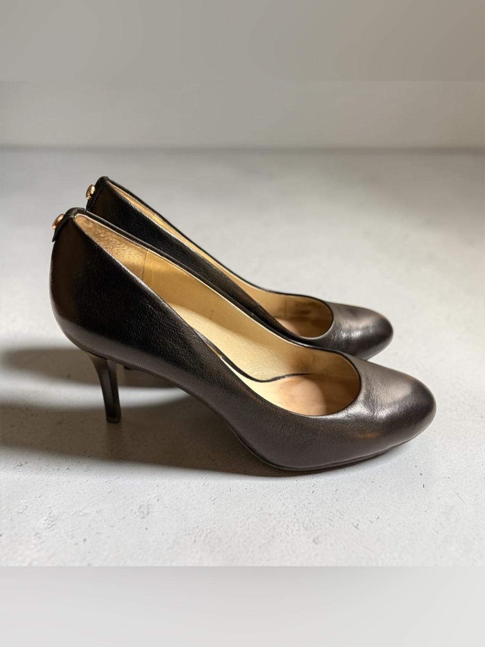 Michael Kors Black Leather Almond Toe Stiletto Pumps Gold Logo | Size 7.5